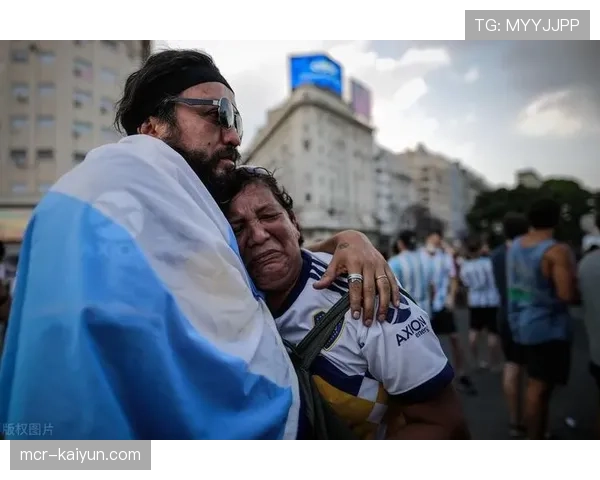 特写：收官战后，科隆球迷在主场送别降级的球员